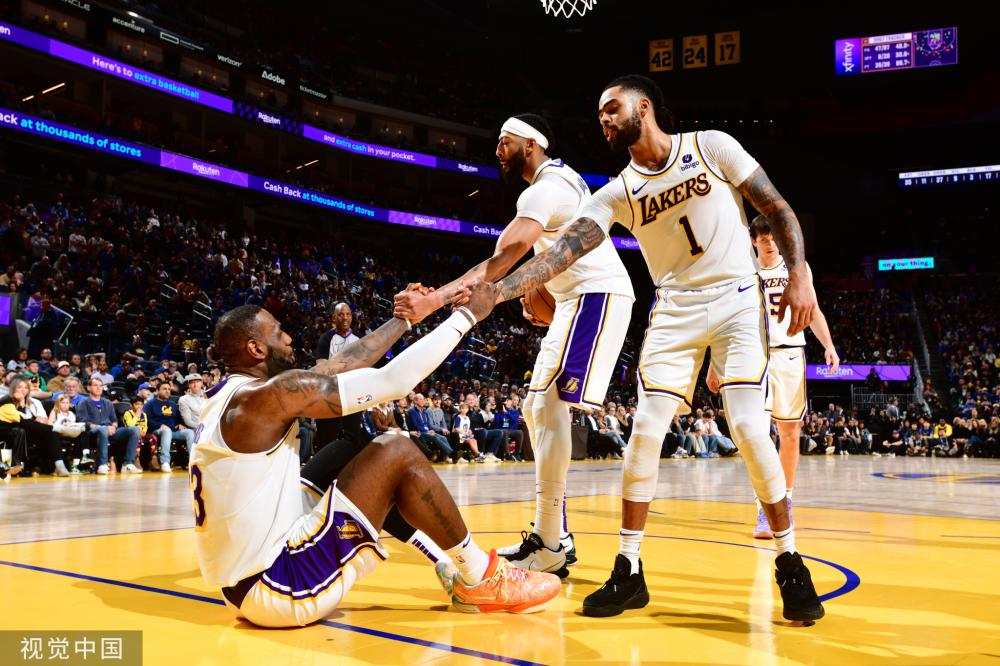 在替补席 在替补席